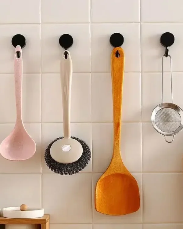 Crochets adhésifs Fixo tenant des ustensiles de cuisine