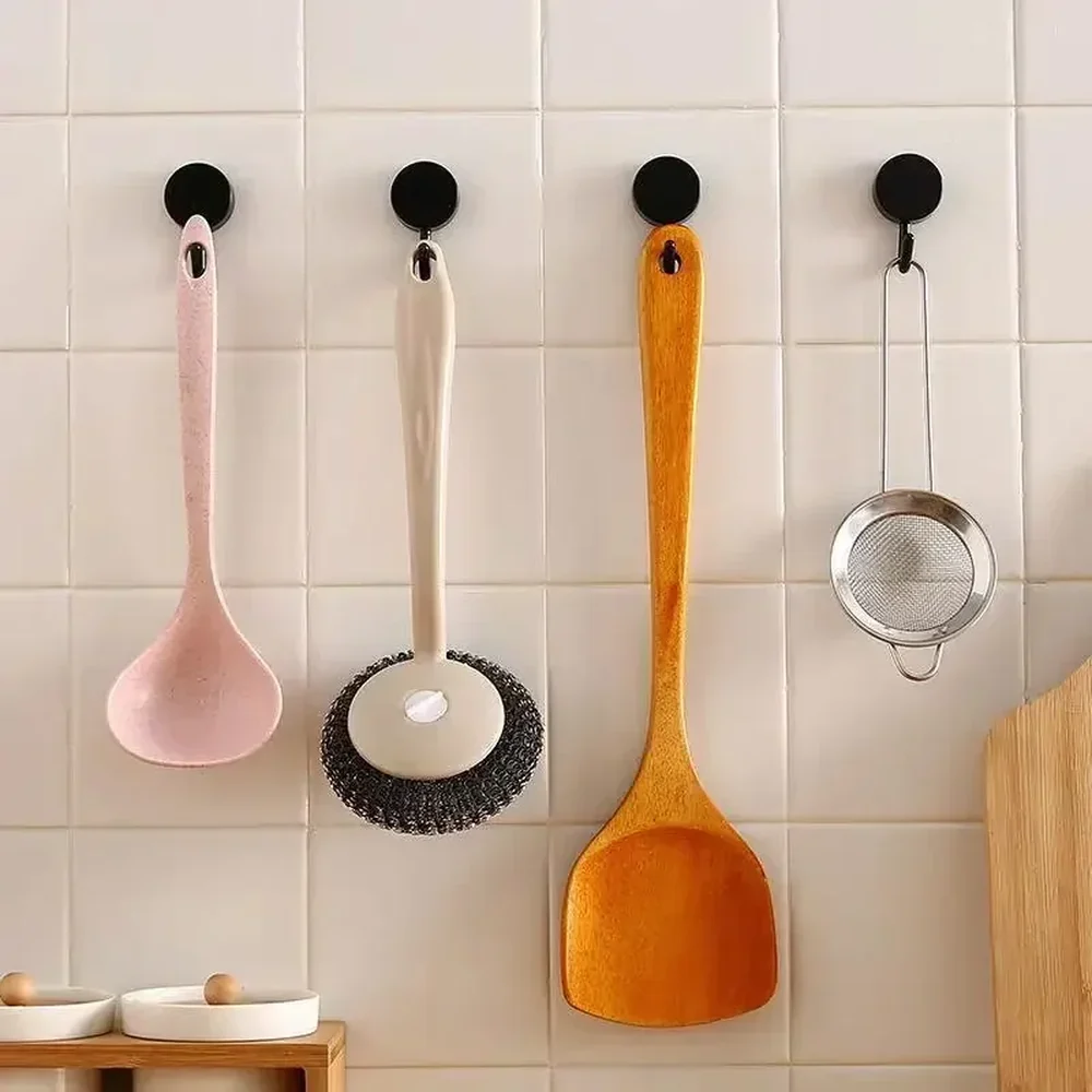 Crochets adhésifs Fixo tenant des ustensiles de cuisine
