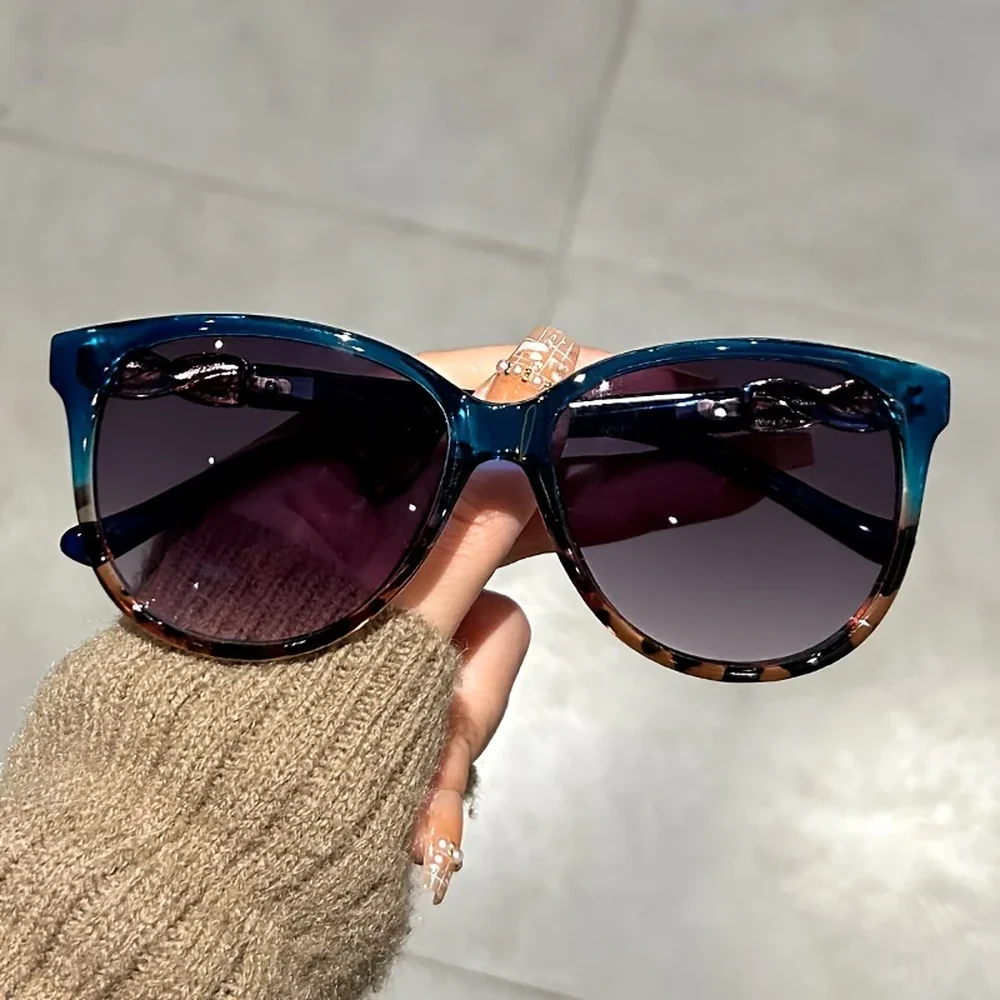 Lunettes de soleil œil de chat Élégance, coloris bleu léopard